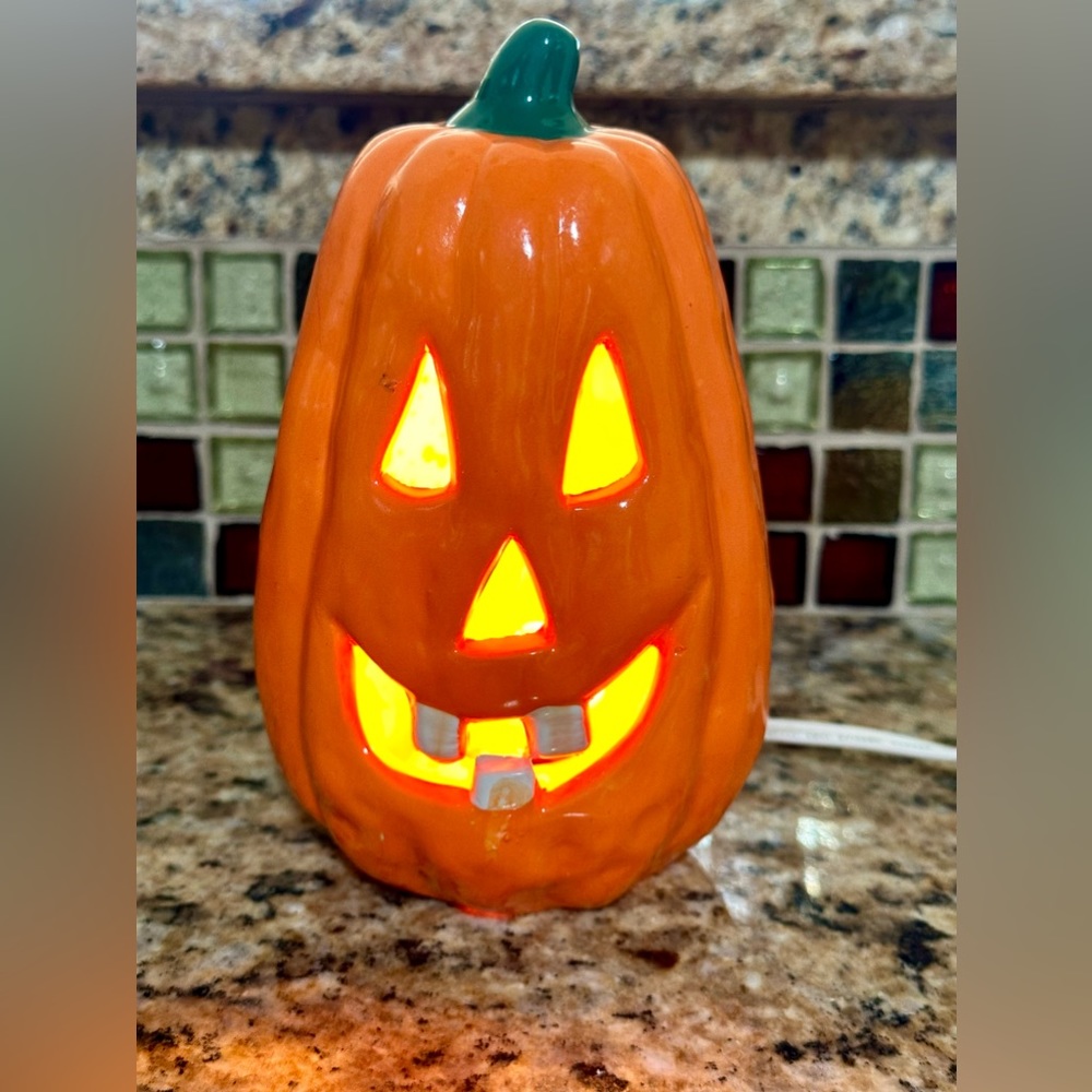 Vintage Artmark Jack-O-Lantern works. Solid bright light bulb. Box included